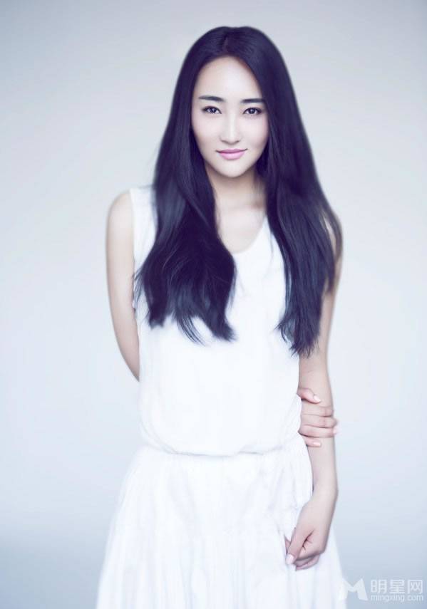 气质长发女神高姝瑶白裙清新写真