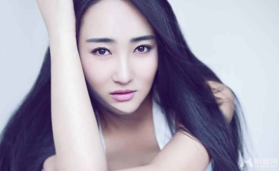 气质长发女神高姝瑶白裙清新写真