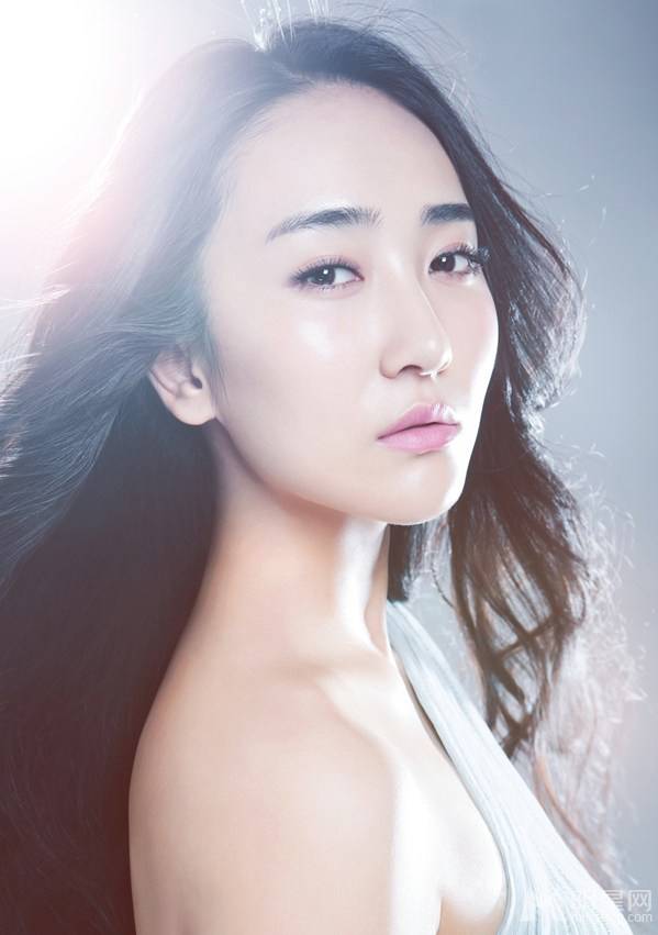 气质长发女神高姝瑶白裙清新写真