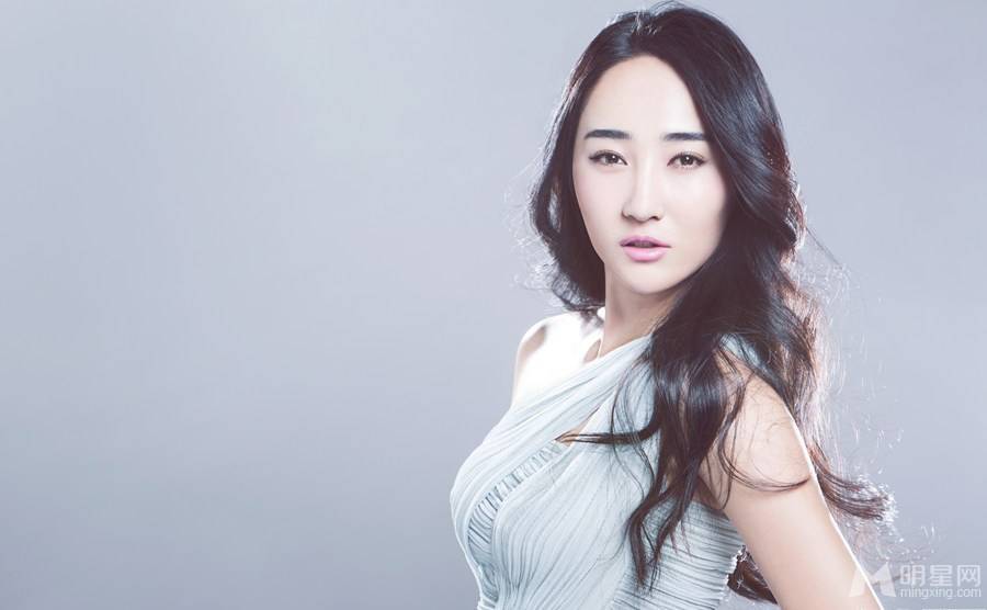 气质长发女神高姝瑶白裙清新写真