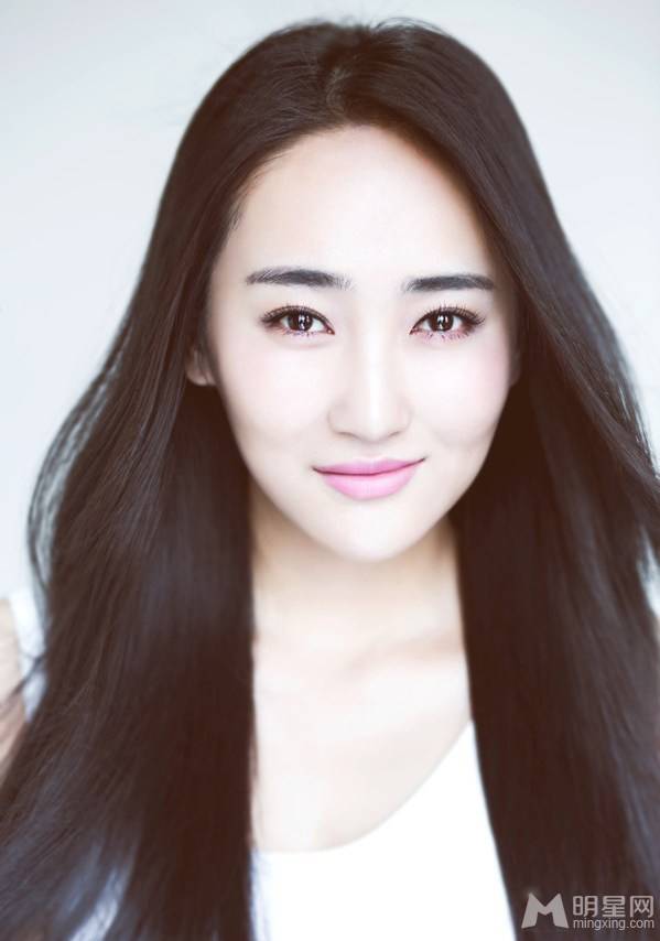 气质长发女神高姝瑶白裙清新写真