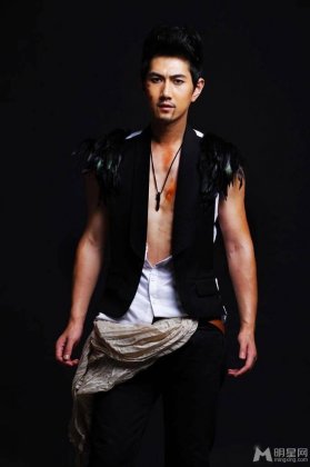 演员何明翰诠释狂野性感图片