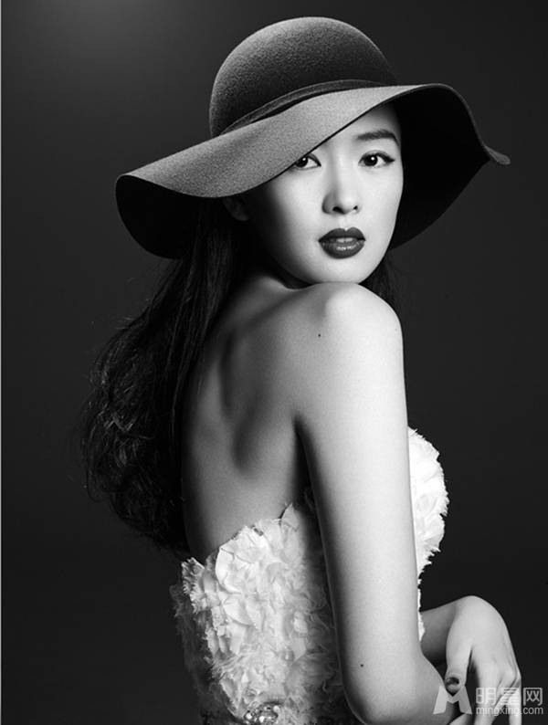 美女演员童瑶暗黑系时尚图片