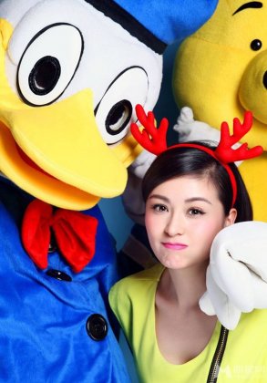 演员戴娇倩搞怪圣诞写真图片