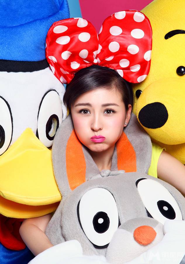 演员戴娇倩搞怪圣诞写真图片