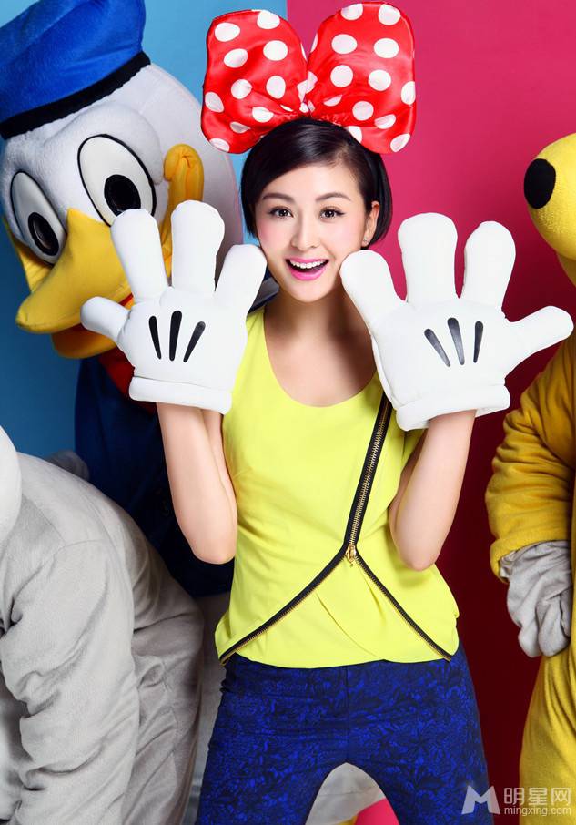 演员戴娇倩搞怪圣诞写真图片