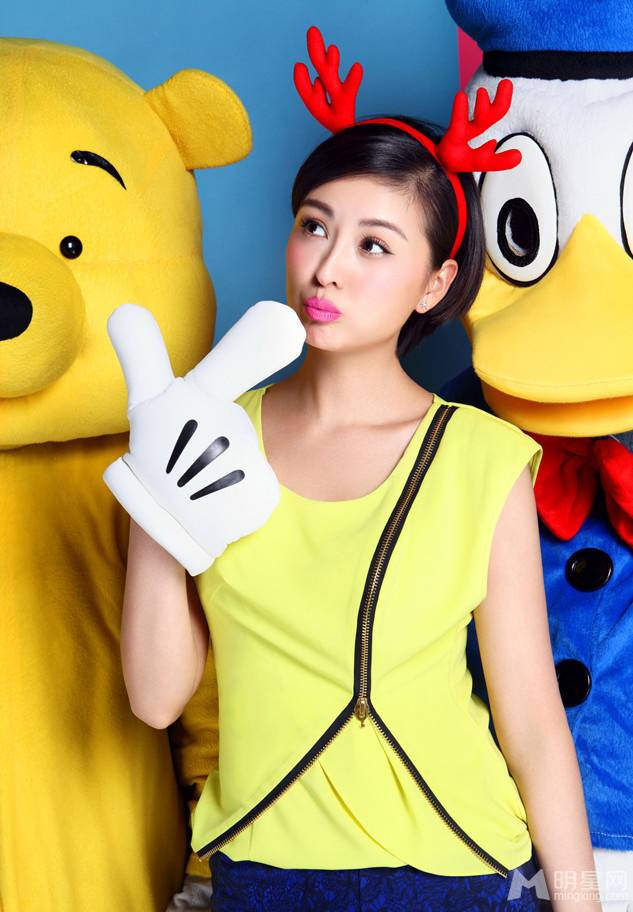 演员戴娇倩搞怪圣诞写真图片