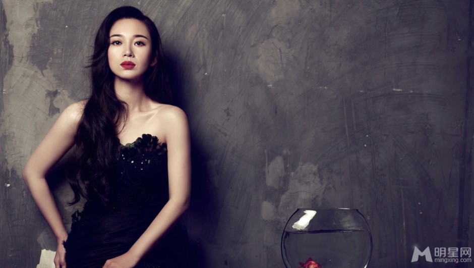 女演员章雯淇时尚性感写真