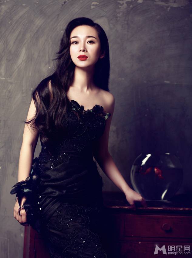 女演员章雯淇时尚性感写真