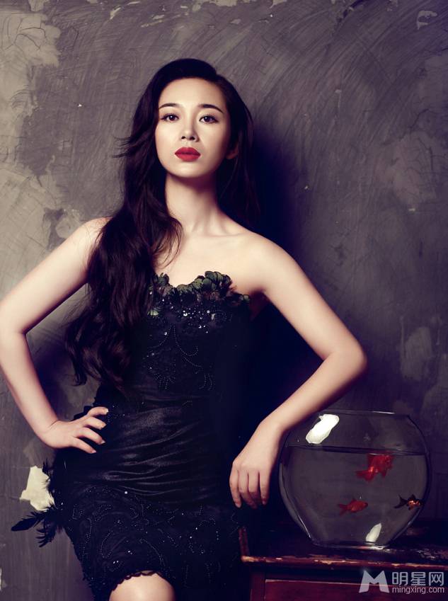 女演员章雯淇时尚性感写真