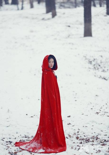 美人心计演员苏青冬日户外写真