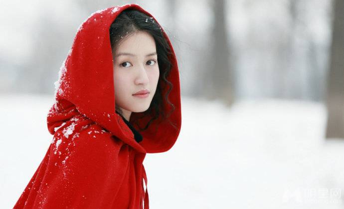 美人心计演员苏青冬日户外写真