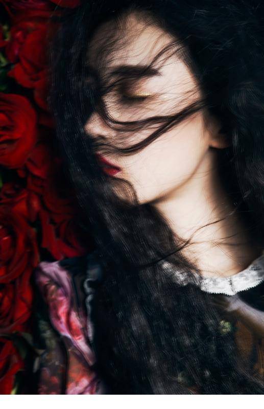 张辛苑复古妆容冷艳写真图片