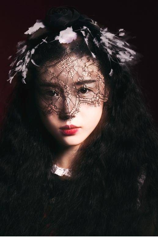 张辛苑复古妆容冷艳写真图片