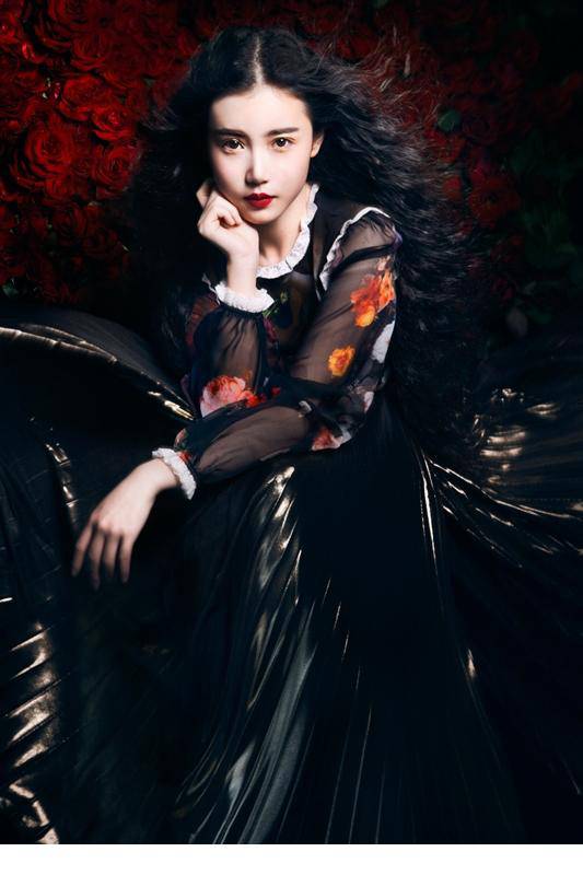 张辛苑复古妆容冷艳写真图片