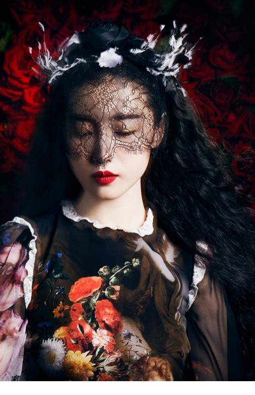 张辛苑复古妆容冷艳写真图片