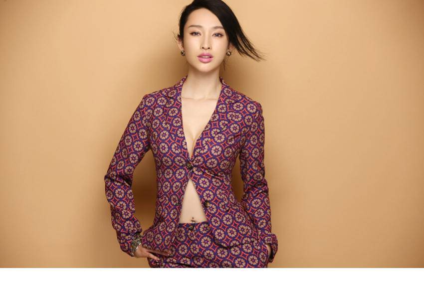 内地女星张俪性感冷艳深V诱惑照