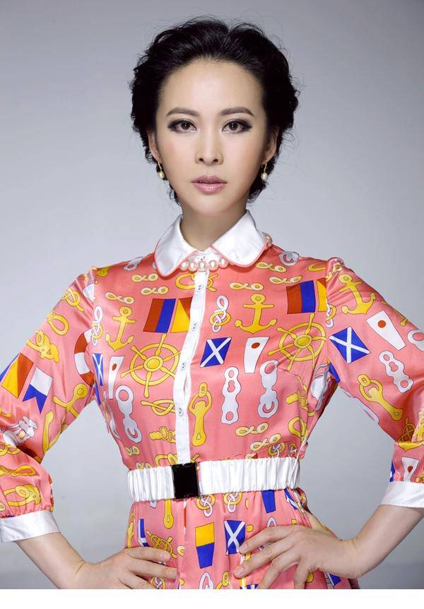 石榴红了演员张大静身着长裙优雅大方