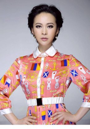 石榴红了演员张大静身着长裙优雅大方