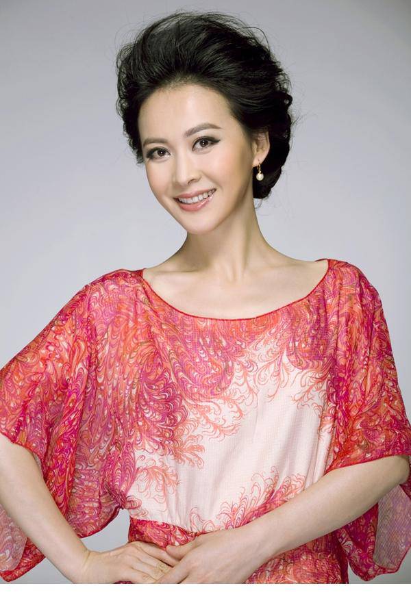 石榴红了演员张大静身着长裙优雅大方