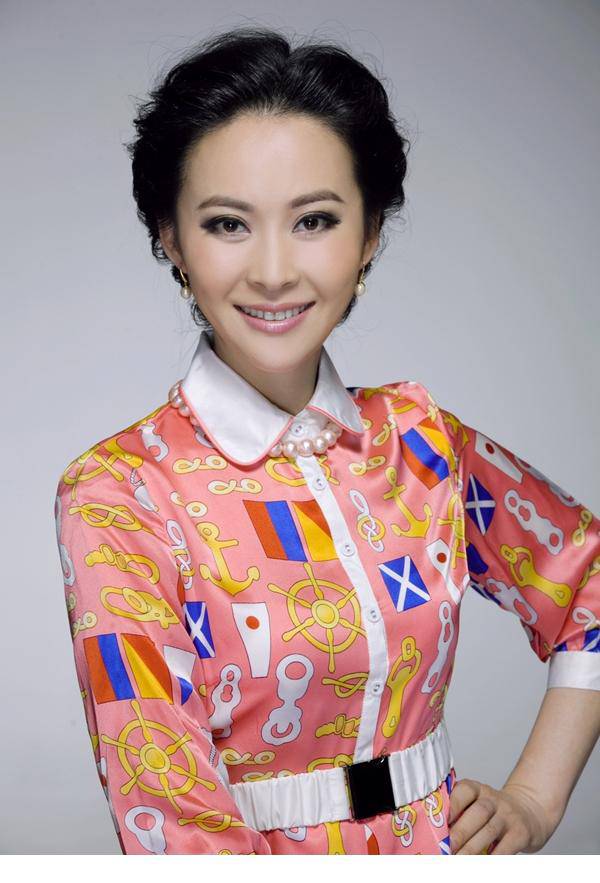 石榴红了演员张大静身着长裙优雅大方