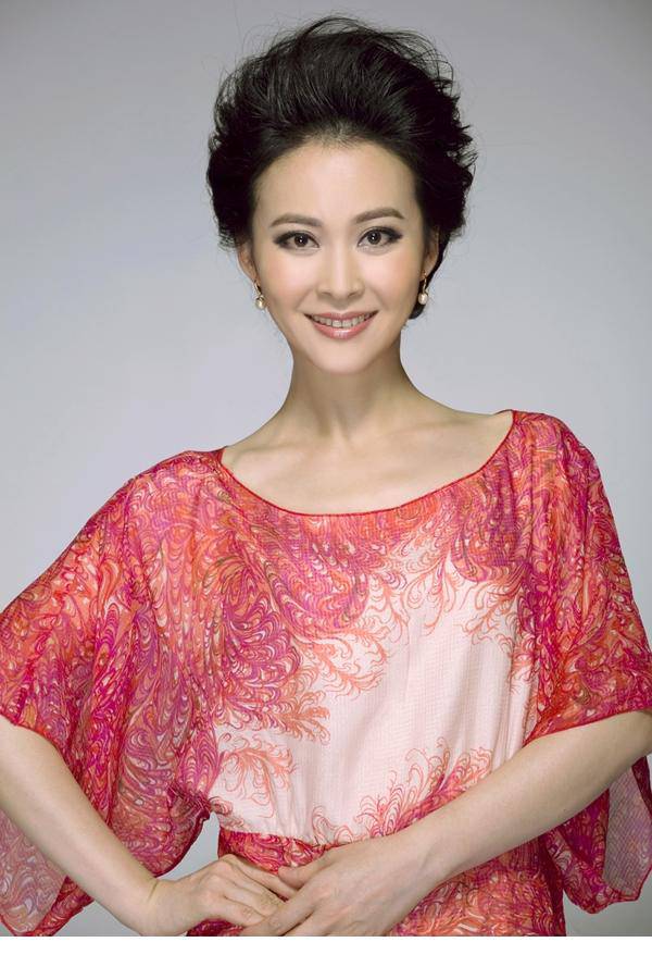 石榴红了演员张大静身着长裙优雅大方