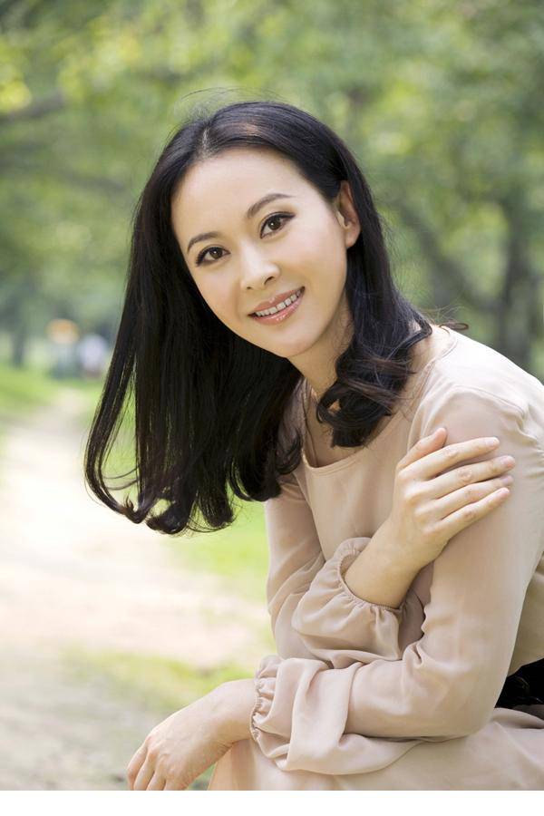 石榴红了演员张大静身着长裙优雅大方