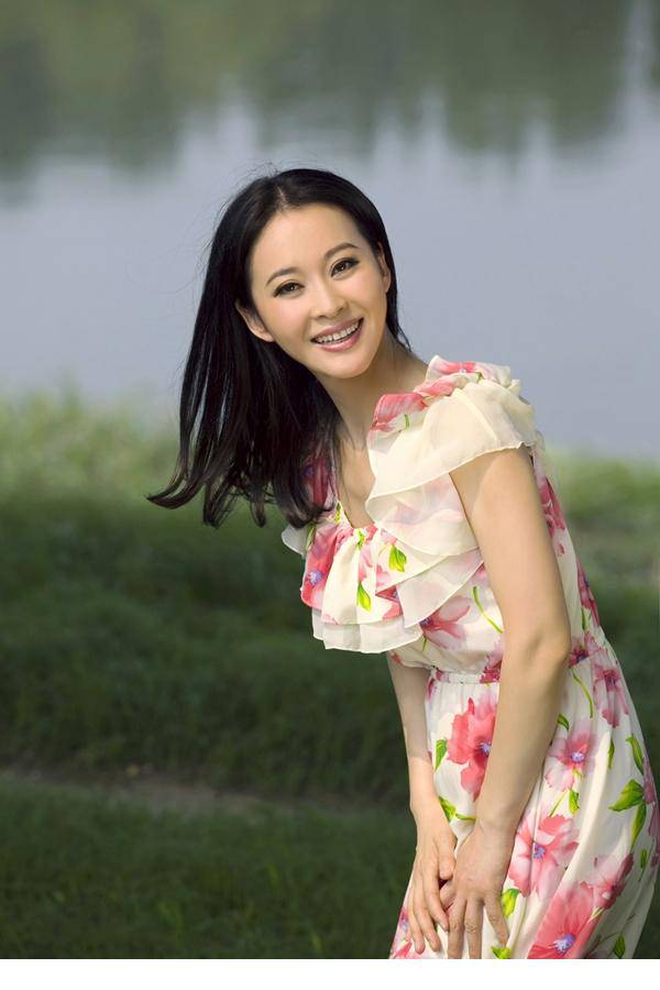 石榴红了演员张大静身着长裙优雅大方