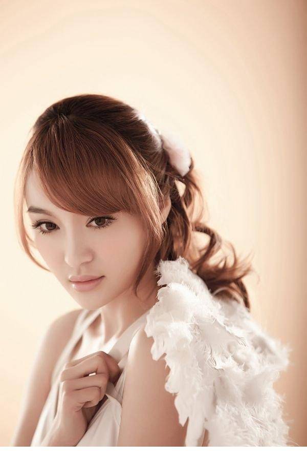 清纯氧气美女赵晨妍纯白纱裙写真