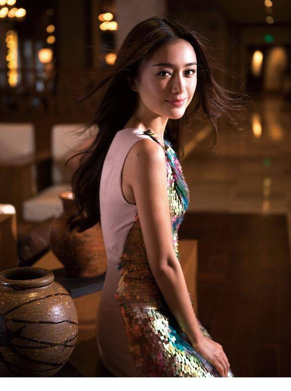 青年演员秦岚展现熟女魅力图片