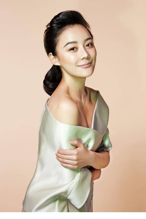 袁姗姗小露香肩性感美照来袭