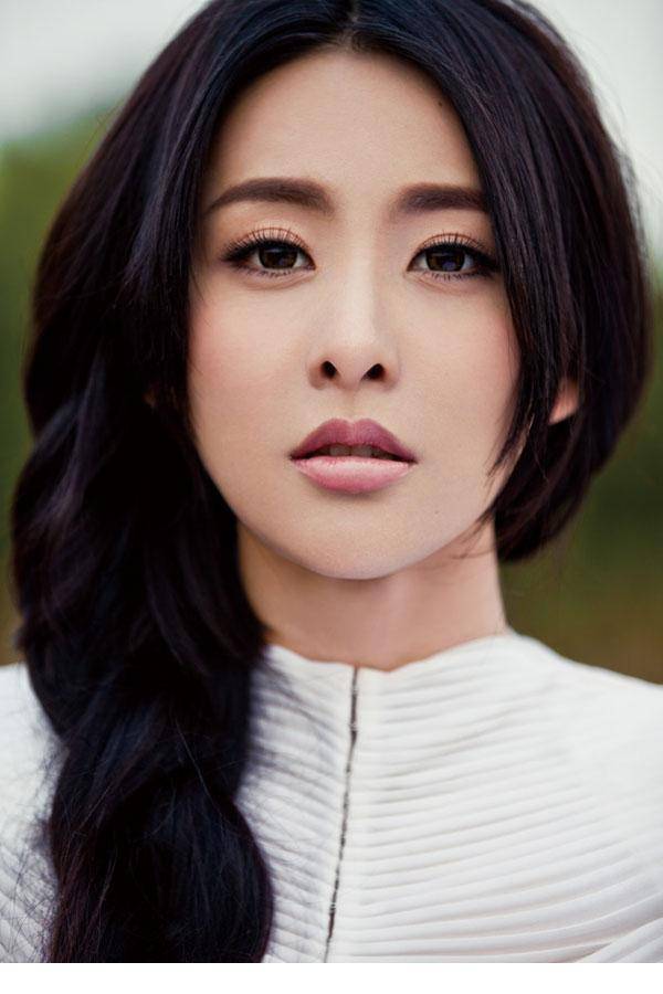 影视演员贾青露脐装秀性感好身材