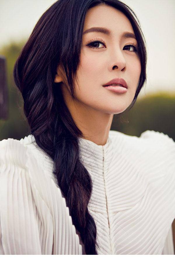 影视演员贾青露脐装秀性感好身材