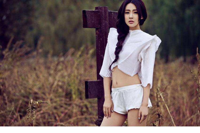 影视演员贾青露脐装秀性感好身材