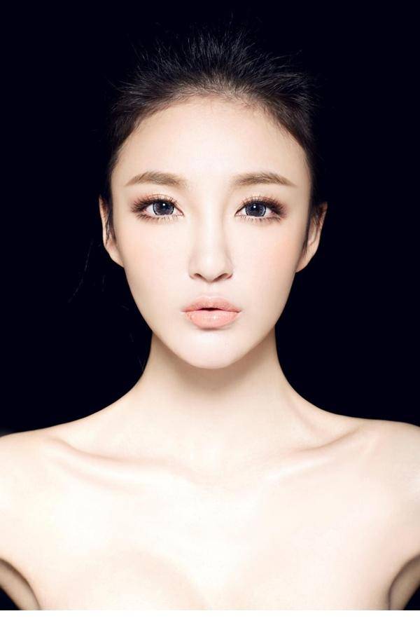 中国女明星刘雨欣白皙肌肤高清写真