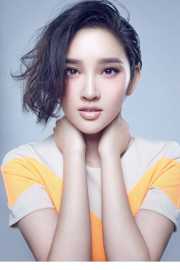 唐艺昕粉嫩迷人写真图片