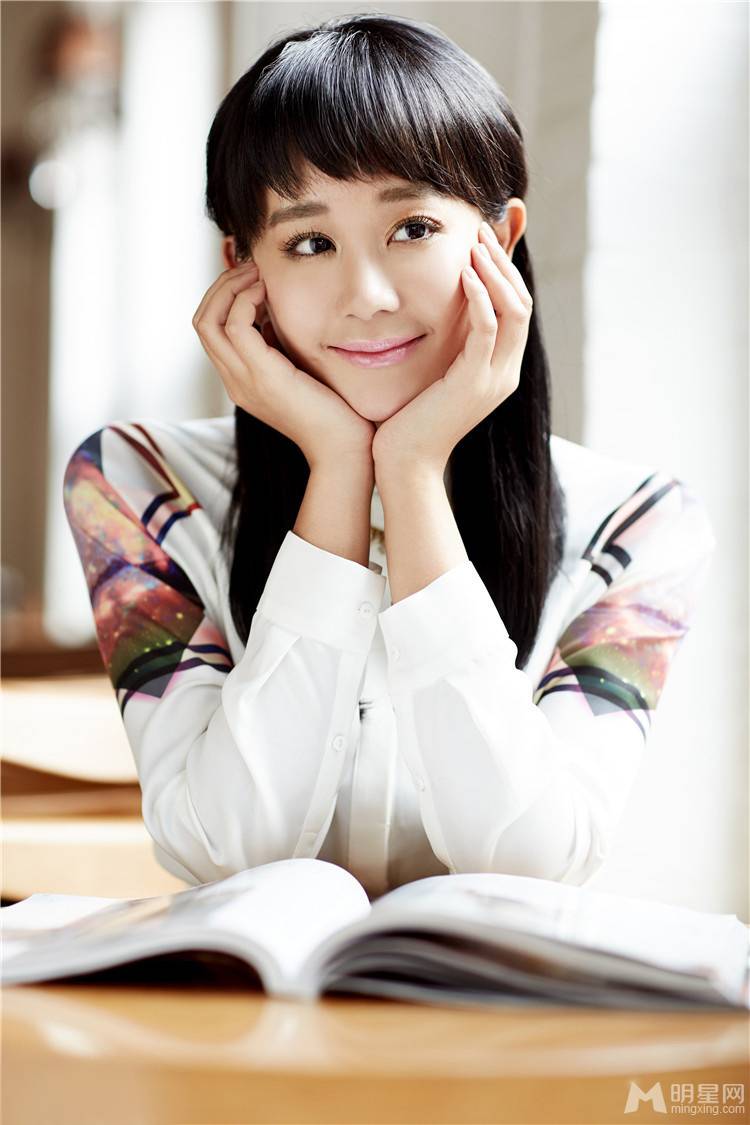 演员海陆青春俏皮写真照