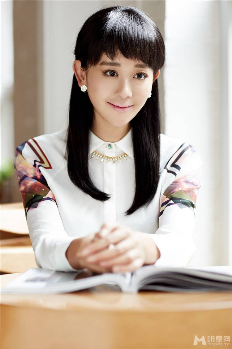 演员海陆青春俏皮写真照