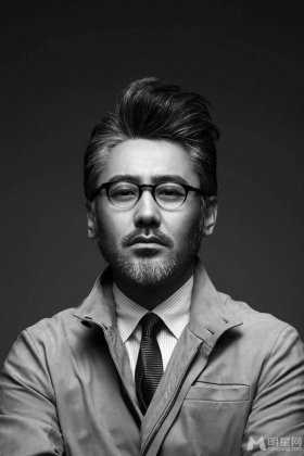 国民大叔吴秀波彰显雅痞魅力黑白图片