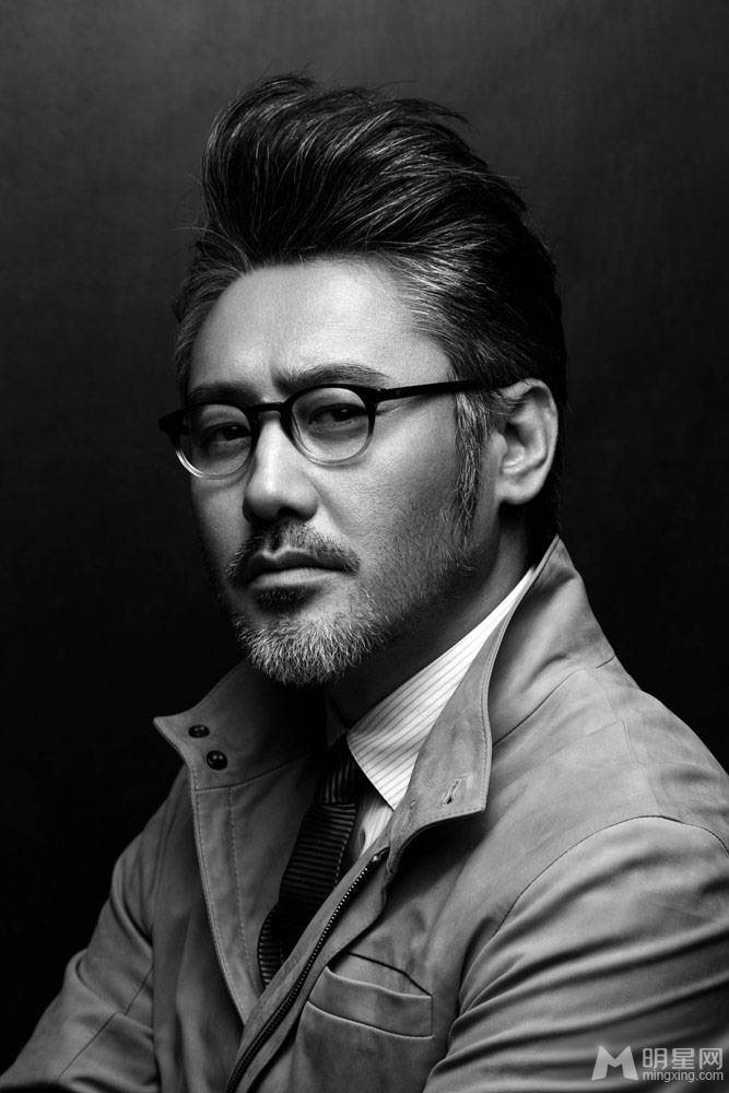 国民大叔吴秀波彰显雅痞魅力黑白图片