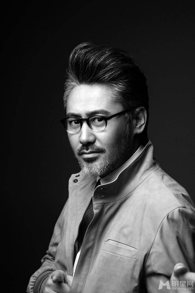 国民大叔吴秀波彰显雅痞魅力黑白图片