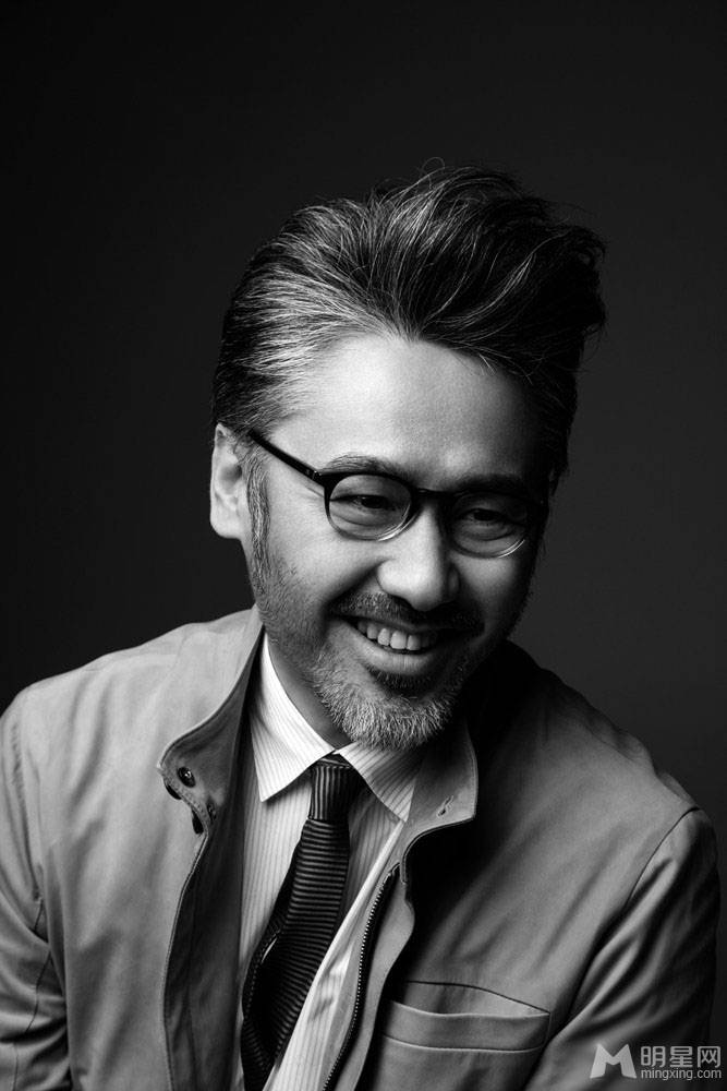 国民大叔吴秀波彰显雅痞魅力黑白图片