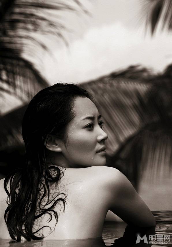 大陆性感女星许晴大尺度泳池湿身裸背写真