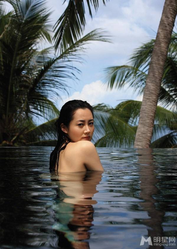 大陆性感女星许晴大尺度泳池湿身裸背写真