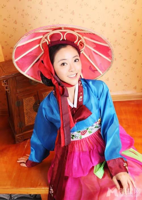 中国内地女星黄小蕾温柔韩式婚纱写真照