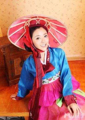 中国内地女星黄小蕾温柔韩式婚纱写真照