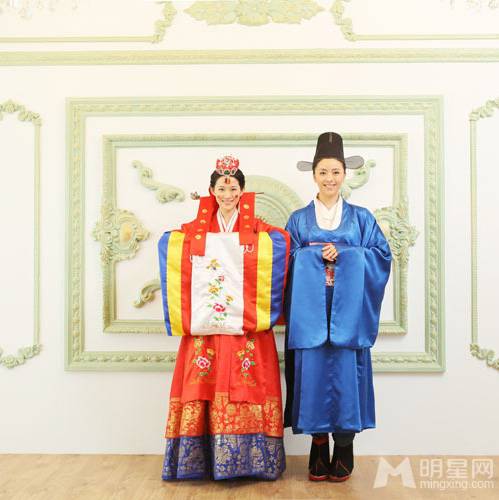 中国内地女星黄小蕾温柔韩式婚纱写真照