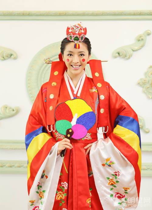 中国内地女星黄小蕾温柔韩式婚纱写真照