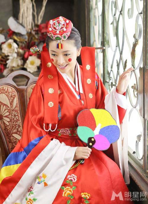 中国内地女星黄小蕾温柔韩式婚纱写真照