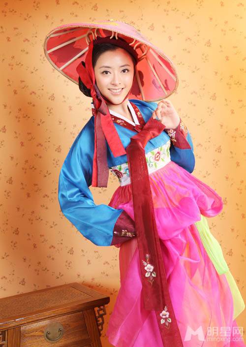 中国内地女星黄小蕾温柔韩式婚纱写真照